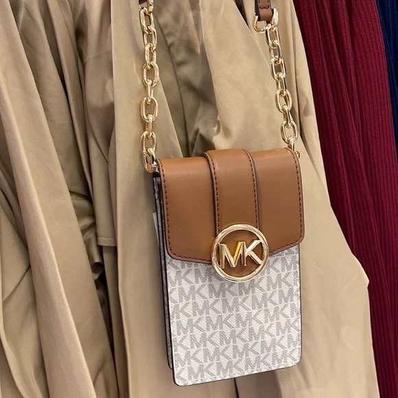 Michael Kors Carmen Small Logo Smartphone Crossbody Bag
Vanilla - Picture 16 of 16